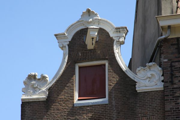 Spuistraat 255B. Klokgevel in Lodewijk XV-stijl. (© Walther Schoonenberg)