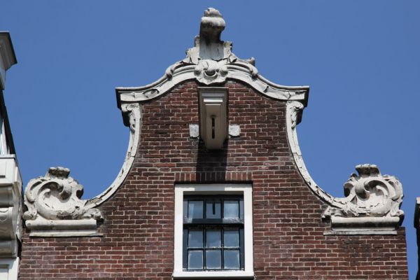 Herplaatste geveltop in Lodewijk XV-stijl (Rococo) (© Walther Schoonenberg)