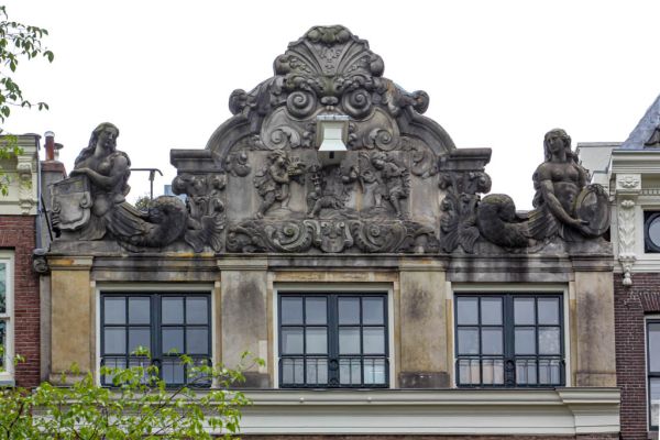 Verhoogde lijstgevel met waternimfen en met middenverhoging met putti met attributen Mercurius. (&copy; Walther Schoonenberg)
