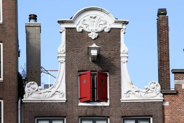 Fraaie halsgeveltop met gedeelde klauwstukken. (&copy; Walther Schoonenberg)