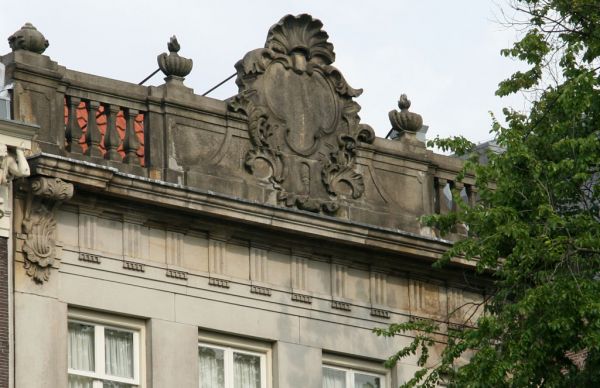 Keizersgracht 224. Rechte kroonlijst met een gedeeltelijk open balustrade en gesloten middendeel met kuif.