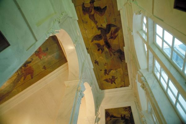17de-eeuwse plafondschilderingen met vogels in de gang/trappenhuis (vóór restauratie)