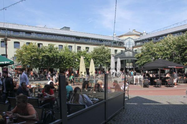 Kruisgebouw aan het Max Euweplein (&copy; Walther Schoonenberg)