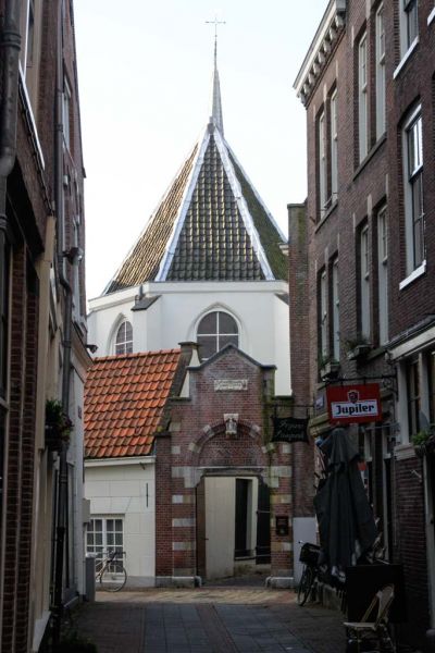 Poortje aan de Gedempte Begijnensloot met daarachter de Engelse kerk (oude Begijnhofkerk)