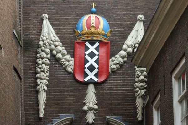 Stadswapen van Amsterdam met keizerskroon boven de ingang van het Burgerweeshuis (© Walther Schoonenberg)