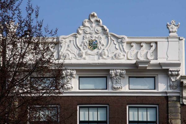 Attiek met middenstuk met kuif (&copy; Walther Schoonenberg)