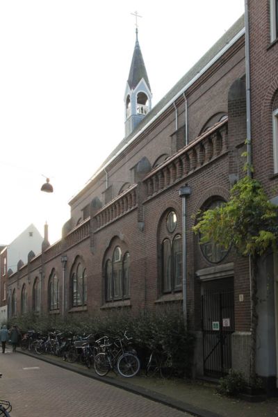 Tichelkerk gezien vanuit de Tichelstraat (© Walther Schoonenberg)