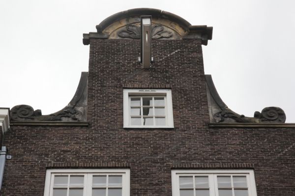 Herplaatste geveltop (verminkt) (&copy; Walther Schoonenberg)
