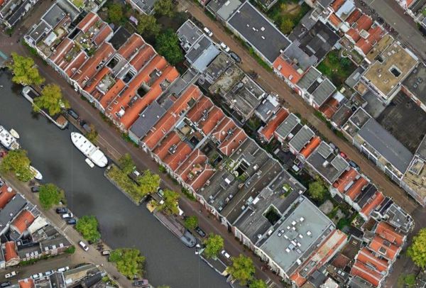 Luchtfoto van de pakhuizen op de Brouwersgracht.