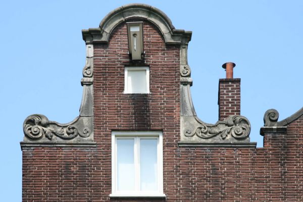 Herplaatste geveltop. Merk het metselverband op. (&copy; Walther Schoonenberg)