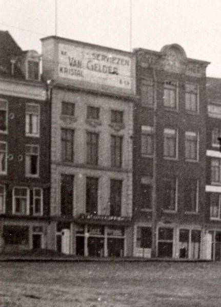 Prins Hendrikkade 27. Detail van een foto uit ca. 1940