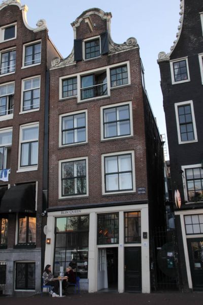 Amstel 102 (&copy; Walther Schoonenberg)