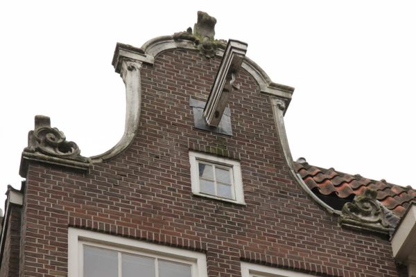 Herplaatste geveltop (&copy; Walther Schoonenberg)