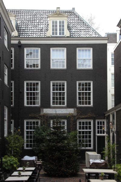 Prinsengracht 497 gezien vanaf de Keizersgracht (&copy; Walther Schoonenberg)