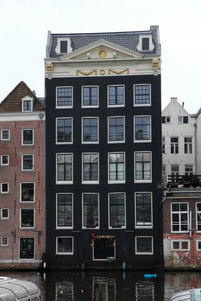 Warmoesstraat bij 34 (&copy; Walther Schoonenberg)