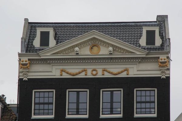 Warmoesstraat bij 34 (&copy; Walther Schoonenberg)