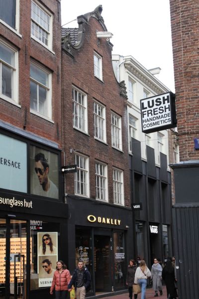 Kalverstraat 136 (&copy; Walther Schoonenberg)