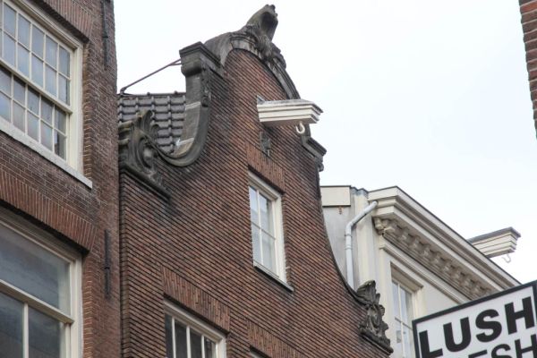 Kalverstraat 136 (&copy; Walther Schoonenberg)