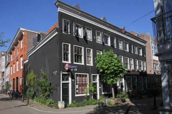 Hofje van de Weduwe Roosen, Eerste Passeerdersdwarsstraat 124-130 (&copy; Walther Schoonenberg)