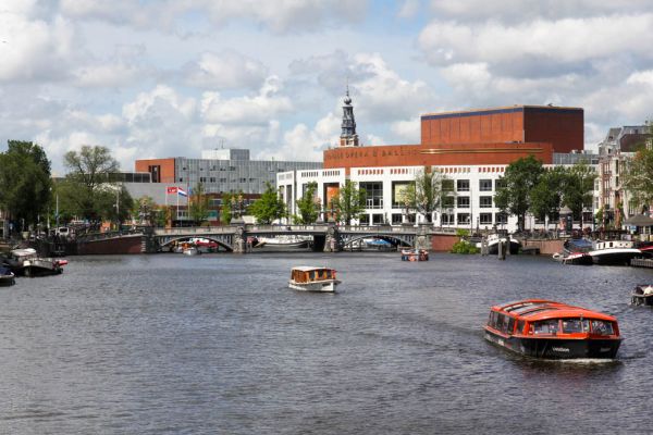 De Blauwbrug met daarachter de Stopera (&copy; Walther Schoonenberg)