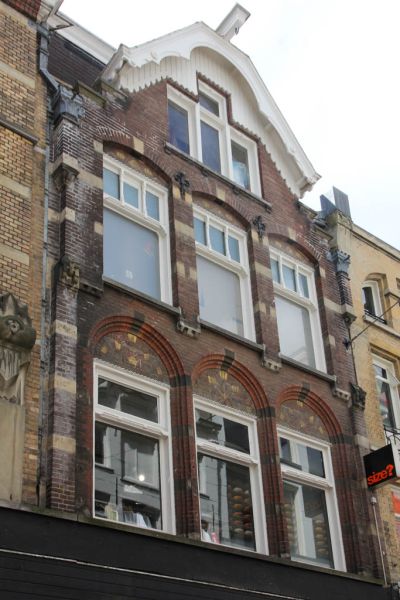 Kalverstraat 128 (&copy; Walther Schoonenberg)