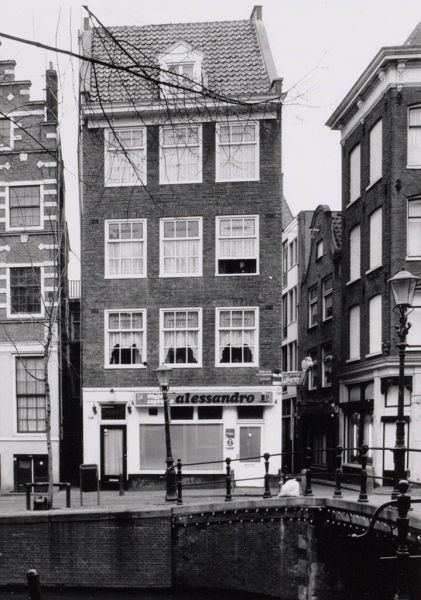 OZ Achterburgwal 58 en rechts daarvan nog net Oudekennissteeg 9, daartussen Oudekennissteeg 7