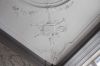Stucwerkreliëf met attributen van Mercurius aan plafond voorkamer 1ste verd. (© Walther Schoonenberg)