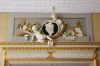 Linker-achterkamer: Stucwerkdecoratie met een kop van Mercurius met Lodewijk XVI-versieringen (© Walther Schoonenberg)