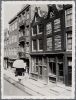 Berenstraat 12 en 10 in 1935 vóór de sloop. Foto gemaakt door E. van Houten (Kerkstraat 50-52)