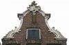 Haarlemmerstraat 52. Sierlijke klokgevel in Lodewijk XV-stijl. (© Walther Schoonenberg)