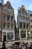 Sint Antoniesbreestraat 72 en 64-66, twee panden die de sloop van de straat hebben overleefd (© Walther Schoonenberg)