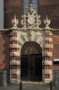 Agnietenpoort, poortje uit 1571 met gewijzigd jaartal van de herplaatsing (Oudezijds Voorburgwal 231) (© Walther Schoonenberg)
