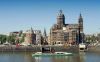 Sint Nicolaaskerk steekt hoog boven de stad uit (Prins Hendrikkade 76)