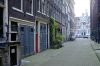 Koetshuizen met de originele bewaard gebleven koetshuisdeuren (Driekoningenstraat 3) (© Walther Schoonenberg)