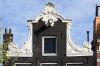 Halsgeveltop met kuif in Lodewijk XV-stijl. (Herengracht 1) (© Walther Schoonenberg)