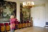 Zaal met beschilderde behangsels en bovendeurstukje (© Walther Schoonenberg)