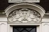 Versiering boven de deur (&copy; Walther Schoonenberg)