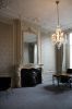 Voorkamer met marmeren schouw en stucwerk in Lodewijk XV-stijl (© Walther Schoonenberg)