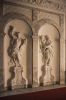 Stucbeelden in de gang Luxuria en Temperantia van Jan van Logteren (© Walther Schoonenberg)