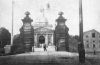 Het in 1898 gesloopte hekkepoortje met de Muiderpoort op de achtergrond (foto eind 19de eeuw).