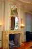 Marmeren schouw, spiegel en schouwstukje in Lodewijk XV in de zaal (© Walther Schoonenberg)