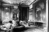 Oude foto van vóór 1922 toont de zaal met 3 van de 5 beschilderde behangsels van Weenix.