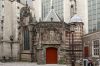 Het noorderportaal met links daarvan de Heilige Grafkapel (Oudekerksplein 15) (© Walther Schoonenberg)