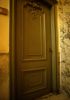 Gesneden deur met kuif in Lodewijk XV-stijl in de gang.