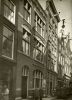 Warmoesstraat 48-50, ca. 1920 met het oude politiebureau, in de jaren zeventig gesloopt