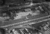 Op een vooroorlogse luchtfoto is te zien hoe groot het kazernegebouw is.