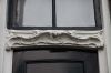 Rijk gesneden deurkalf boven deur zijgevel (© Walther Schoonenberg)