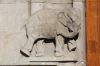 Een beeldhouwwerk van een olifant aan de gevel naast de ingang (© Walther Schoonenberg)