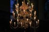17de-eeuwse kerkkroon met brandende kaarsen (© Walther Schoonenberg)