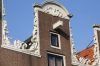 Nieuwe Herengracht 183. Mercurius in de vulling van het fronton. (© Walther Schoonenberg)